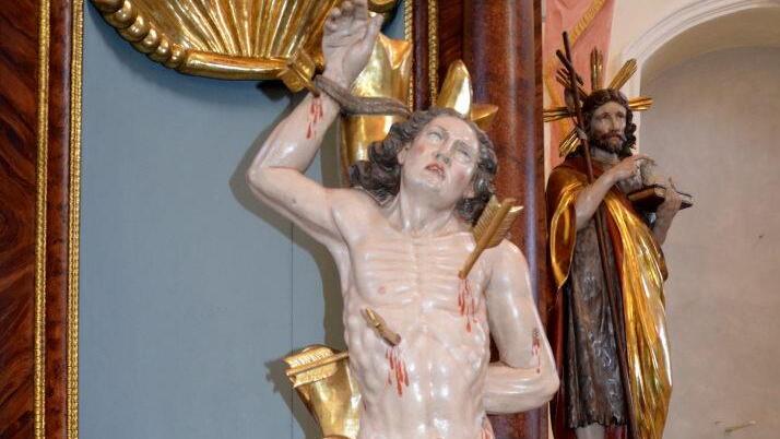 Die Figur des Hl. Sebastian wird noch überholt und kommt dann zurück auf den angestammten Platz.