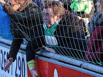 Sepp Geiger wie ihn die Fußballfreunde in Friesen schätzen: Sein Markenzeichen ist und bleibt der grün-weiße Schal.