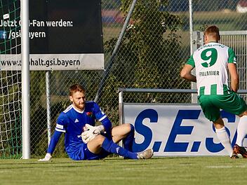 Sicherer R&uuml;ckhalt: FC-05-Keeper Luis Zwick (blaues Trikot) lie&szlig; die Schaldinger um Michael Pillmeier so manches Mal verzweifeln.  Foto: Andreas Lakota