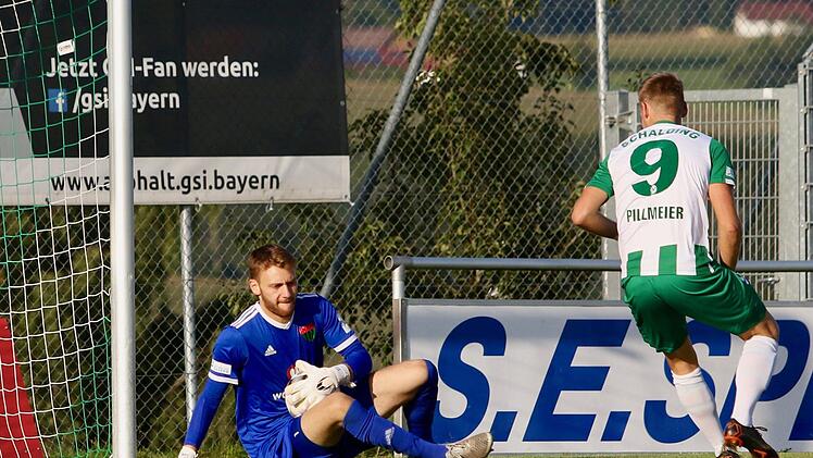Sicherer R&uuml;ckhalt: FC-05-Keeper Luis Zwick (blaues Trikot) lie&szlig; die Schaldinger um Michael Pillmeier so manches Mal verzweifeln.  Foto: Andreas Lakota