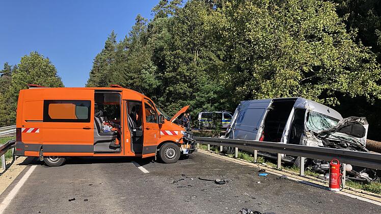 Drei Verletzt nach Kollision zwischen zwei Transportern