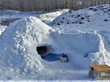 In diesem Iglu übernachtete ein junges Paar bei eisiger Kälte in der Rhön.  Foto: Armin Schreiner