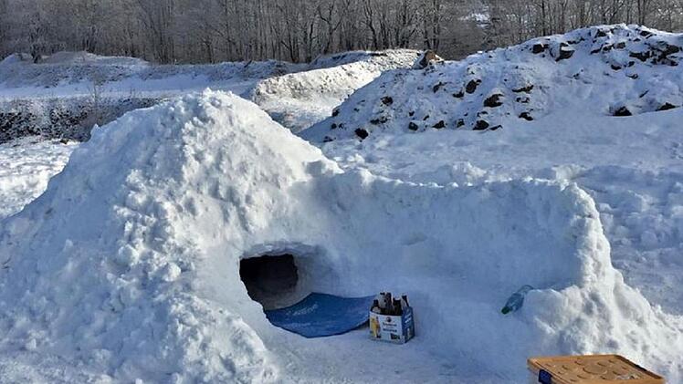 In diesem Iglu übernachtete ein junges Paar bei eisiger Kälte in der Rhön.  Foto: Armin Schreiner