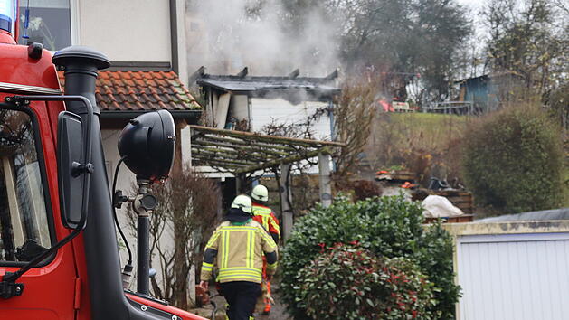 Gartenhaus steht in Vollbrand