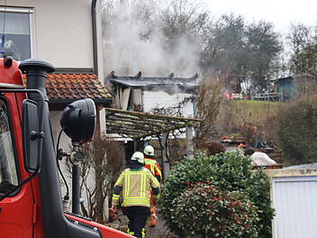 Gartenhaus steht in Vollbrand