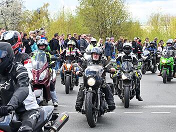 Dieses Spektakel lassen sich die Sternfahrt-Besucher nicht entgehen: Rund 5000 Biker beteiligten sich in Kulmbach am gro&szlig;en Motorrad-Korso durch die Stadt.