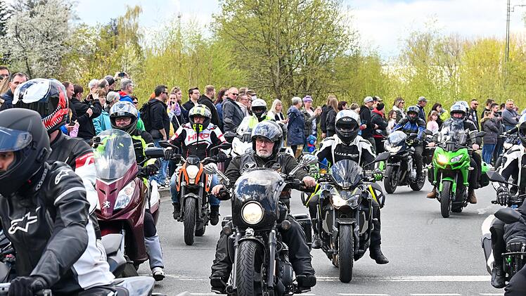 Dieses Spektakel lassen sich die Sternfahrt-Besucher nicht entgehen: Rund 5000 Biker beteiligten sich in Kulmbach am gro&szlig;en Motorrad-Korso durch die Stadt.