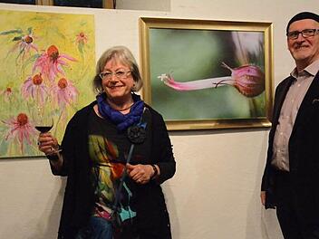 Kunstmalerin Mona Thiel und Fotograf Egon Schlott freuen sich über die gelungene Ausstellung . Foto: Elisabeth Assmann