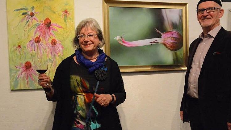 Kunstmalerin Mona Thiel und Fotograf Egon Schlott freuen sich über die gelungene Ausstellung . Foto: Elisabeth Assmann