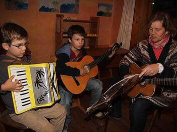 Tim Schenker (7) hat das Akkordeon als "sein" Instrument auserkoren , Simon Schrenker (9) spielt schon ein Jahr Gitarre. Unser Bild zeigt sie mit Musiklehrerin Bettina Arnold, die zum neuen Führungsteam der Musikausbildung gehört. Foto: Sonja Adam