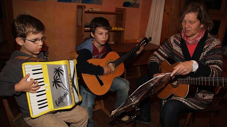 Tim Schenker (7) hat das Akkordeon als "sein" Instrument auserkoren , Simon Schrenker (9) spielt schon ein Jahr Gitarre. Unser Bild zeigt sie mit Musiklehrerin Bettina Arnold, die zum neuen Führungsteam der Musikausbildung gehört. Foto: Sonja Adam