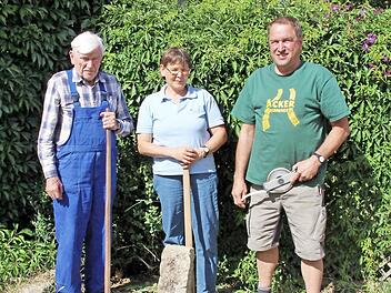 Brigitte Benckiser aus Maßbach ist seit kurzem die einzige weibliche Feldgeschworene in der Kreisgruppe Ost. Zusammen mit ihr wurde auch Reiner Dittmar (rechts) beim Feldgeschworenentag in Wermerichshausen vereidigt. Links Obmann Adolf Dittmar.  Foto: Dieter Britz