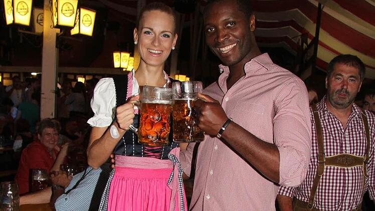 Die Miss Germany 2011 und ihr Modell-Freund Thierry finden das Bierfest einfach klasse.