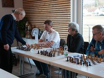 Schachgroßmeister Helmut Pfleger (l.) platziert seinen Zug gegen Regionalligaspieler Thomas Steinhauser (SC Prichsenstadt), der ihn als Einziger schlug. Foto: Maria Leicht