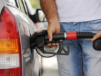 Mit einer Masche hat ein 20-Jähriger in Niederndorf die Kontodaten einer jungen Autofahrerin ergaunert. Symbolbild: dpa