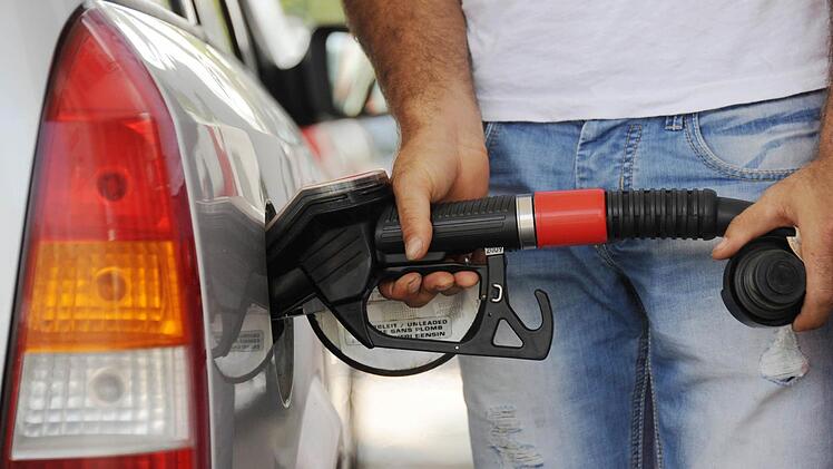 Mit einer Masche hat ein 20-Jähriger in Niederndorf die Kontodaten einer jungen Autofahrerin ergaunert. Symbolbild: dpa