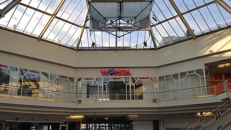 Öd und leer: das Atrium neben dem Bahnhof in Bamberg. Foto: Sabine Christofzik