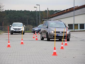 Auf dem Bauhofgelände ging es für die älteren Autofahrer  um die Slalom-Hütchen.  Foto: Andreas Dorsch