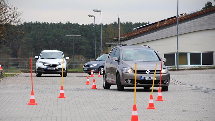 Auf dem Bauhofgelände ging es für die älteren Autofahrer  um die Slalom-Hütchen.  Foto: Andreas Dorsch