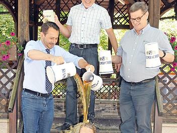 Laura Schad wird mit ihrem "Gesellensud" getauft. Foto: pr