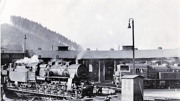 Auf der  Drehscheibe  des Pressiger  Bahnbetriebswerks wurden die Loks in die richtige Richtung geleitet. Foto: Archiv Georg Dinkel