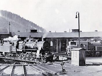 Auf der  Drehscheibe  des Pressiger  Bahnbetriebswerks wurden die Loks in die richtige Richtung geleitet. Foto: Archiv Georg Dinkel