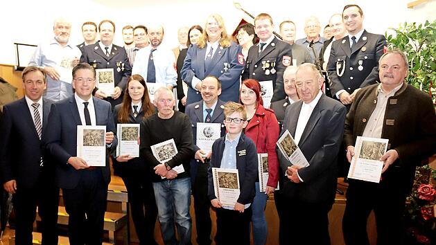 Etliche aktive Feuerwehrleute und passive Mitglieder wurden geehrt. Fotos: Johanna Blum