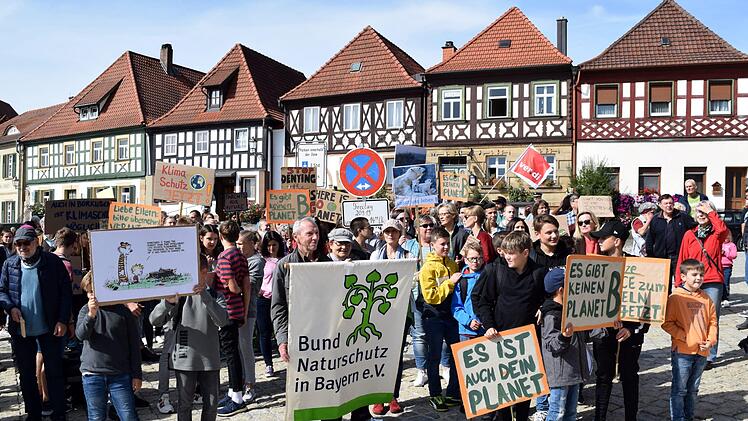Viel Transparenten war dabei zu entnehmen, was die Bevölkerung am Obermain, auch in Anbetracht der Klimadiskussion, derzeit bewegt. Foto: Dieter Radziej