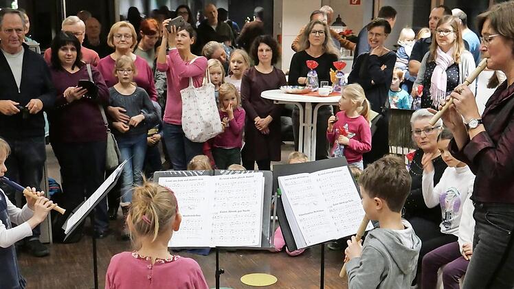 Die jungen Blockflötenspieler mit Katja Nowak-Lotze (rechts) Foto: Stadt Kulmbach