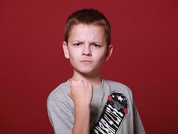 Strafe als Erziehungsmaßnahme? Dürfen wütende oder trotzige Kinder von ihren Eltern eingesperrt werden? Symbolfoto: Hanna Kovalchuk / Pixabay