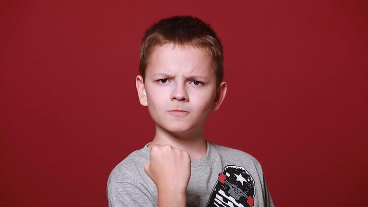 Strafe als Erziehungsmaßnahme? Dürfen wütende oder trotzige Kinder von ihren Eltern eingesperrt werden? Symbolfoto: Hanna Kovalchuk / Pixabay