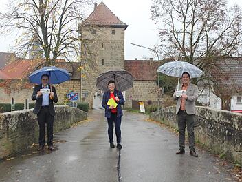 Bürgermeister Maximilian Neeb, Zweite Bürgermeisterin Renate Schubart-Eisenhardt und Dritter Bürgermeister Carsten Höllein (von rechts) möchten die Gastronomen und Gewerbetreibenden der Stadt unterstützen und haben ein Gutschein-System ins Leben gerufen. Andrea Gleichmann