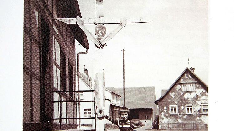 Klaus Metz mit seinem ersten Werk als Vierjähriger.