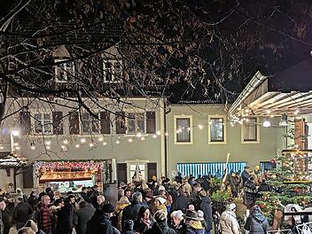 Viele Besucher kamen zum Weihnachtsmarkt nach Ketschendorf. Seit 2009 richtet das Ketschendorfer Gasthaus Kramer in Eigenregie den Markt aus.
