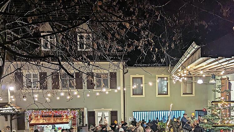 Viele Besucher kamen zum Weihnachtsmarkt nach Ketschendorf. Seit 2009 richtet das Ketschendorfer Gasthaus Kramer in Eigenregie den Markt aus.