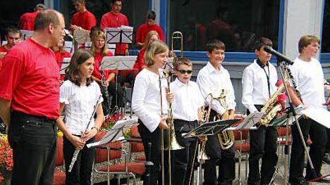 Beim Sonntagskonzert  im Juni 2003 präsentierte sich der Nachwuchs der Kapelle unter der Leitung von Andreas Kleinhenz.