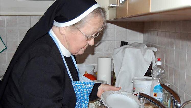 Schwester Gundelinde hilft im Haushalt und sorgt für Ordnung.