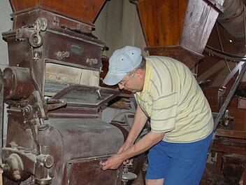 Klaus Krumholz kennt sich bestens mit der Technik der alten Mühle aus, die von Gieler Mühlentechnik in Coburg gebaut wurde. Fotos: Rainer Lutz