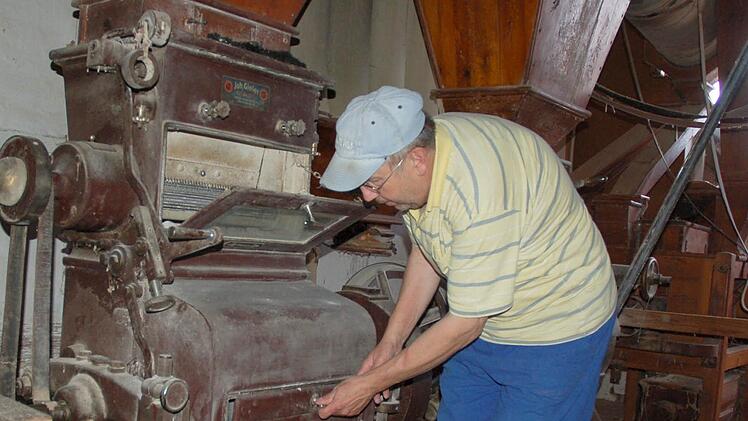 Klaus Krumholz kennt sich bestens mit der Technik der alten Mühle aus, die von Gieler Mühlentechnik in Coburg gebaut wurde. Fotos: Rainer Lutz