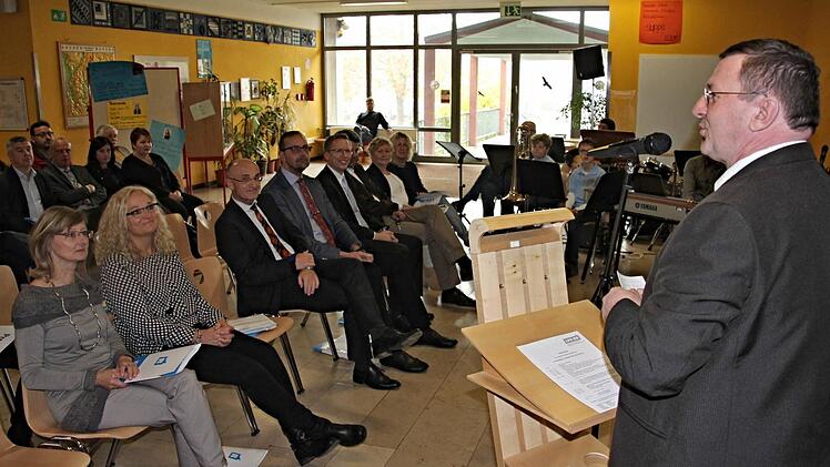 Wilfried Hamm, Zweiter Vorsitzender des Landes-Eltern-Verbandes Bayern (rechts) bei seiner Begrüßung. Vorne, ab Zweiter. von links: Elternbeiratsvorsitzende Bettina Stubenrauch, Landrat Wilhelm Schneider, Ministerialbeauftragter Karlheinz Lamprecht und der Leiter der Realschule Ebern, Hartmut Weis.  Foto: Helmut Will