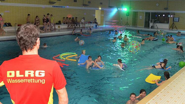 Poolparty in Bad Kissingens Hallenbach 2016. Foto: Peter Rauch