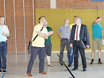 Die Mitglieder des Zapfendorfer Bauausschusses und interessierte Bürger machten sich in der Schulturnhalle ein Bild vom Sanierungsbedarf. Foto: Johannes Michel