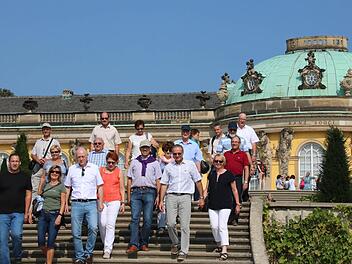 Ein Teil der Bad Kissinger Kreisräte und Bürgermeister vor dem Potsdamer Schloss Sanssouci. Foto: Ralf Ruppert