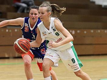 Neun Punkte steuerte Ramona Hesselbarth (r.) zum Erfolg der DJK-Damen im Pokal bei. Foto: sportpress