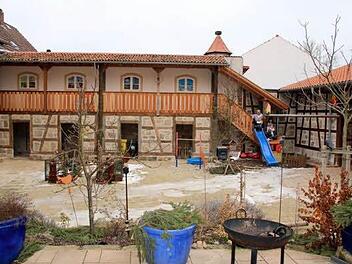 Im Schatten der Seßlacher Stadtmauer haben sich Manuela und Peter Hofmann (hier mit ihren Töchtern Leni und Lilly) aus einem verfallenden Anwesen eine Idylle geschaffen. Für die vorbildliche Sanierung des stattlichen Wohnhauses samt Innenhof und Scheune wurde das Ehepaar bereits mit der "Denkmalschutzmedaille 2015" ausgezeichnet. Nun erhalten die Hofmanns auch den ersten Baukulturpreis der Initiative Rodachtal für herausragende Bauten in der Kategorie "Bestehende Bausubstanz". Soeben hat der ...