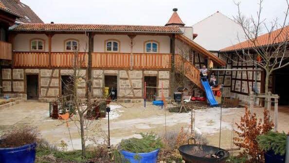 Im Schatten der Seßlacher Stadtmauer haben sich Manuela und Peter Hofmann (hier mit ihren Töchtern Leni und Lilly) aus einem verfallenden Anwesen eine Idylle geschaffen. Für die vorbildliche Sanierung des stattlichen Wohnhauses samt Innenhof und Scheune wurde das Ehepaar bereits mit der "Denkmalschutzmedaille 2015" ausgezeichnet. Nun erhalten die Hofmanns auch den ersten Baukulturpreis der Initiative Rodachtal für herausragende Bauten in der Kategorie "Bestehende Bausubstanz". Soeben hat der ...