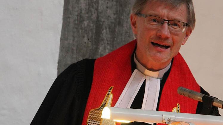 Pfarrer Jürgen Singer machte die Versuchungen des Teufels zum Thema seiner ersten Predigt in der Kreuzkirche. Foto: Sonny Adam