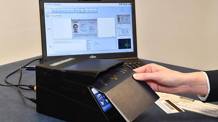 Ausweis-Scanner sind bei Reisen unerlässliche Helfer, um festzustellen, ob Pässe nicht gefälscht sind.