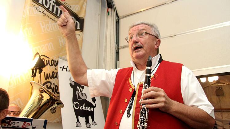 Der Römers Schorsch erklärte, wo es musikalisch lang geht.  Foto: Richard Sänger