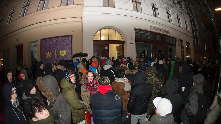 Menschen warten am 16.01.2018 in Berlin vor einem Sneaker-Geschäft in Kreuzberg auf den Verkaufsstart für einen BVG-Sportschuh. Ab 11 Uhr wird die limitierte Auflage, die zugleich als Fahrschein gilt, verkauft. Foto: Paul Zinken/dpa
